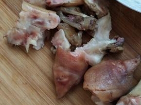 猪蹄子切成小块