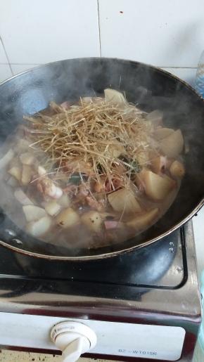 加入粉丝加盖烧熟所有菜料