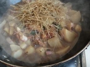 加入粉丝加盖烧熟所有菜料