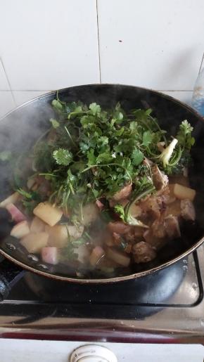 出锅前加入香菜提香