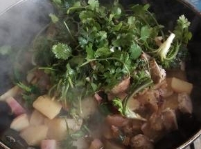 出锅前加入香菜提香