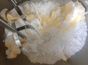 先用打蛋器搅拌一下 再开电动打发  直接打会起烟雾 很呛