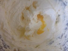 少量加入打发好的黄油中