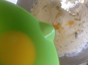 打发至蛋液充分吸收 再加下一次蛋液