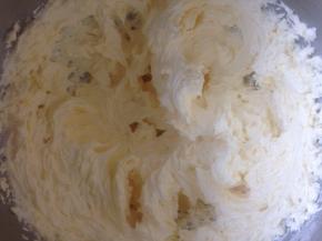 全部加入以后 再充分打发 直蓬松轻盈 没有液体