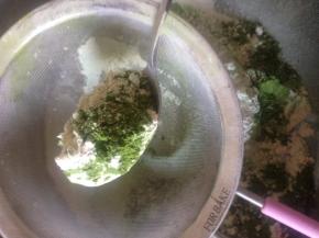 取抹茶粉 一起再过一次筛 抹茶粉尽量选好一点的 颜色比较漂亮