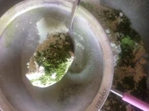 取抹茶粉 一起再过一次筛 抹茶粉尽量选好一点的 颜色比较漂亮