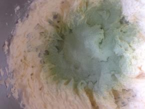 过筛的混合粉类 筛入黄油糊中