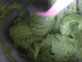 可以全部筛进去 也可以分两次 翻拌