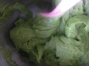 可以全部筛进去 也可以分两次 翻拌