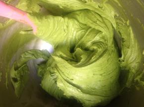 面糊的翻拌  用捞起 再摔下的办法  只要前期黄油打发充分 不是压拌 一般都没有问题