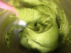 面糊的翻拌  用捞起 再摔下的办法  只要前期黄油打发充分 不是压拌 一般都没有问题