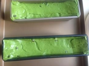 挤进磅蛋糕模具  用刮刀抹成两边高 中间低的状态 方便烤出漂亮的裂痕 我用不沾模具 直接挤  如果是普通模具 记得用油纸在模具内测贴好 方便脱模