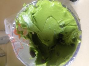 取一个裱花袋  把拌好的面糊装入裱花袋