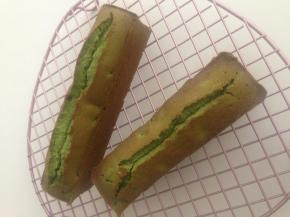 烤好  趁热脱模 倒在晾网上  如果要刷糖水 趁热刷  变角的地方多刷一点  这个方子 我做过几次 不刷也很好吃 到温热的时候 装保鲜袋 或是用油纸包好