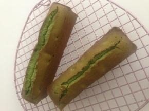 烤好  趁热脱模 倒在晾网上  如果要刷糖水 趁热刷  变角的地方多刷一点  这个方子 我做过几次 不刷也很好吃 到温热的时候 装保鲜袋 或是用油纸包好