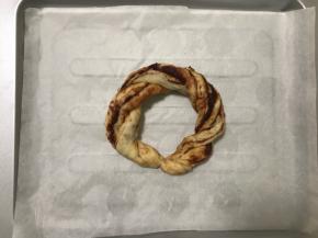 头尾相接放在烤盘上。