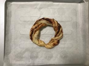 头尾相接放在烤盘上。