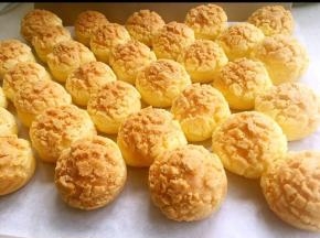 烤箱预热上下火200度，烤12分钟，完全膨胀后改170度烤18分钟出炉。