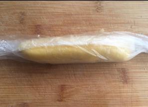 然后加入低粉、糖粉揉成团，搓成圆柱状。包保鲜膜放冰箱冷藏。