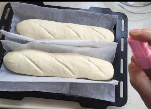 用油纸搬到烤盘上，烤箱30度发酵60分钟。拿出，割花纹。烤箱预热上下火230度（简易预热好了再割花纹，我割得太早，又闭合了）