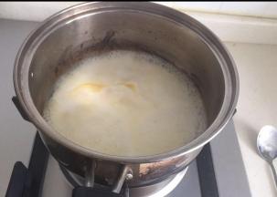 黄油和牛奶小火融化，至煮沸