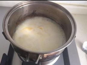 黄油和牛奶小火融化，至煮沸