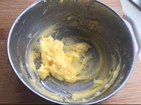 酥皮材料里的黄油软化后用手抽打匀。