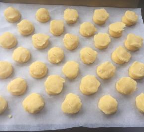 挤好泡芙，盖上酥皮