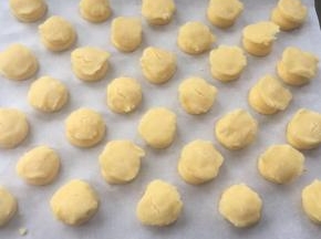 挤好泡芙，盖上酥皮