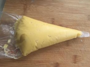 装入裱花袋，剪个1厘米口子