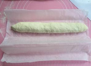 稍稍搓长，面团很软，要滚进油纸里