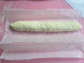 稍稍搓长，面团很软，要滚进油纸里