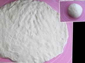 70分钟后拿出，再次手压排气，滚圆（法棍面团不要太用力排气）