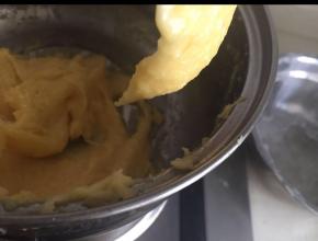 分几次加入蛋液拌匀，到能够倒挂3-4厘米三角。