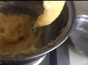 分几次加入蛋液拌匀，到能够倒挂3-4厘米三角。