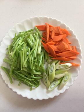 芹菜去掉叶子切成段，胡萝卜切成片，葱白切成段备用！