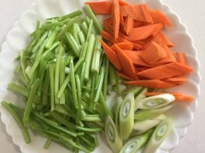 芹菜去掉叶子切成段，胡萝卜切成片，葱白切成段备用！