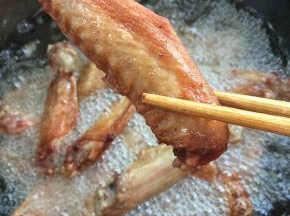 炸至金黄色即可捞出沥干油份备用！