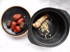 准备食材。4将红枣和姜片放在小平煲中，加入水，这个砂锅加上食材我差不多加了700毫升的水。