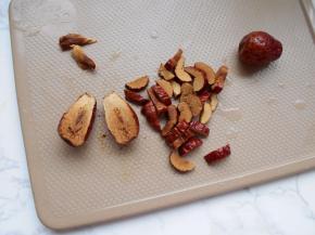 红枣洗净去核切成小段。