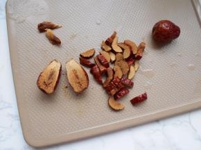 红枣洗净去核切成小段。