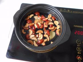 将红枣和姜片放在小平煲中，加入水，这个砂锅加上食材我差不多加了700毫升的水。