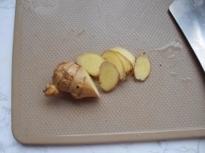 生姜切成片，注意要选老姜，不要当年秋季产的嫩姜。