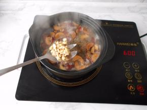 将砂锅用大火烧开，待水沸后转小火，加入松籽仁。