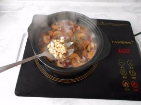 将砂锅用大火烧开，待水沸后转小火，加入松籽仁。