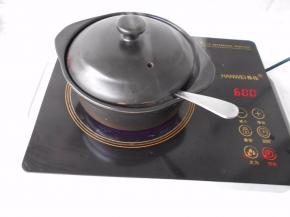 用最小的火，盖上盖子，慢慢的煲制至少十分钟。