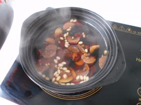 关火后再焖一会，也可直接打开，这时的松籽也变得膨胀。