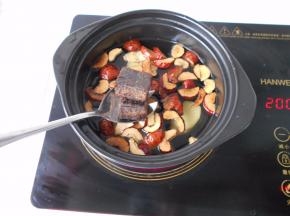 加入古方红糖，建议您用古方红糖，如果没有，也可用普通的红糖代替。