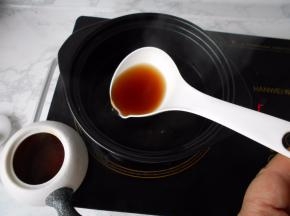 倒入杯中，趁热享用吧！